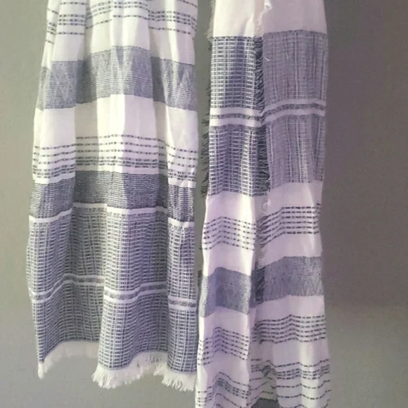 Banana Republic Textured Cotton Linen Striped Scarf White Navy Fringe Edges NWOT - Picture 8 of 15